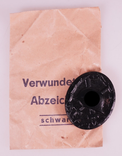 Verwundetenabzeichen in Schwarz mit Tüte