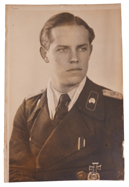 Portraitfoto Oberleutnant der Panzertruppe (Panzerartillerie)