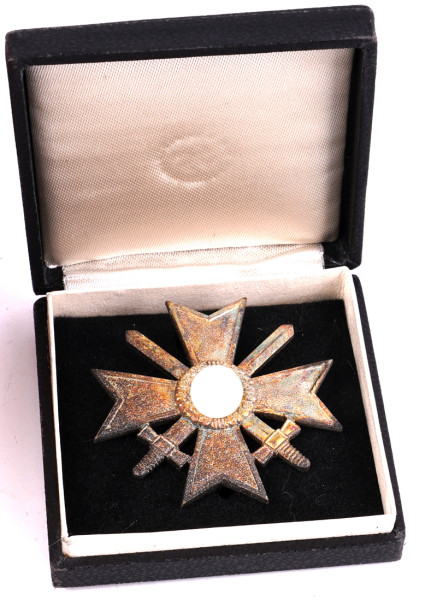 Kriegsverdienstkreuz 1. Klasse mit Schwertern im Halbetui