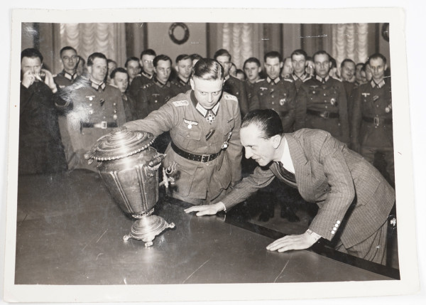 Pressefoto Joseph Goebbels mit Hauptmann mit Ritterkreuz
