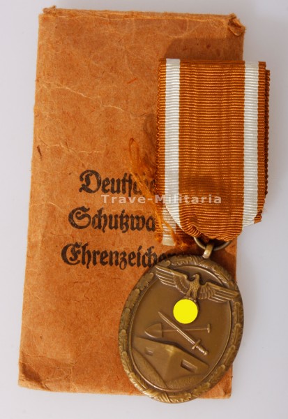 Deutsches Schutzwall-Ehrenzeichen in Verleihungstüte