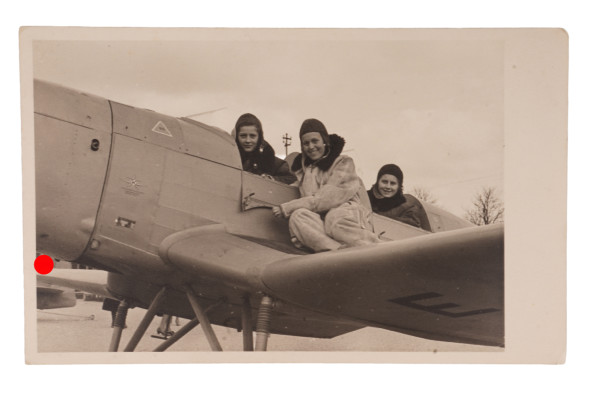 Foto 3 Frauen in Fliegermontur auf Jagdflugzeug