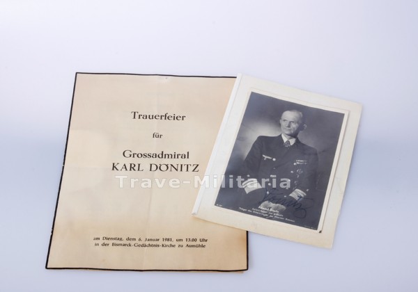 Foto mit Originalunterschrift von Karl Dönitz und Blatt der Trauerfeier