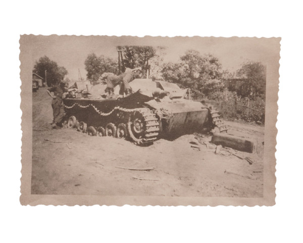 Foto Sturmgeschütz mit Träger des Deutschen Kreuz in Gold