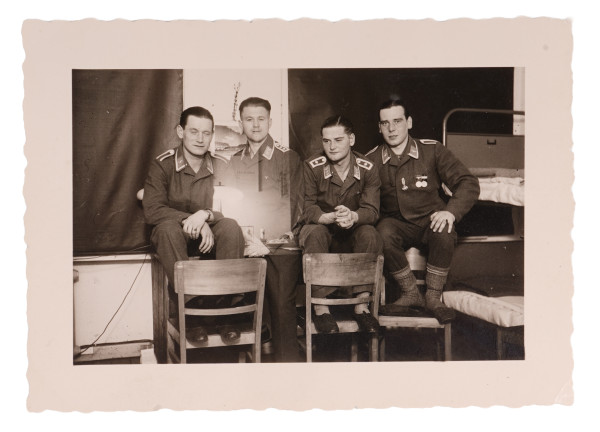 Foto aud der Stube Luftwaffensoldaten mit EK-Variante