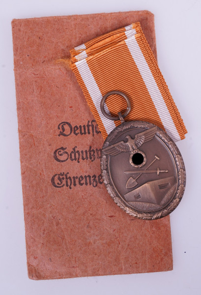 Deutsches Schutzwall-Ehrenzeichen in Tüte