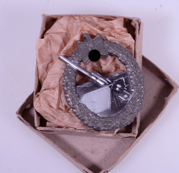 Kriegsabzeichen der Marineartillerie im Pappkarton