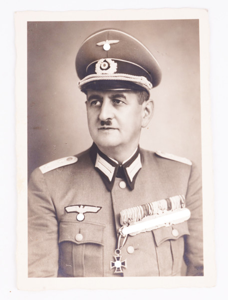 Portraitfoto Hauptmann der Wehrmacht mit 13er Ordensspange