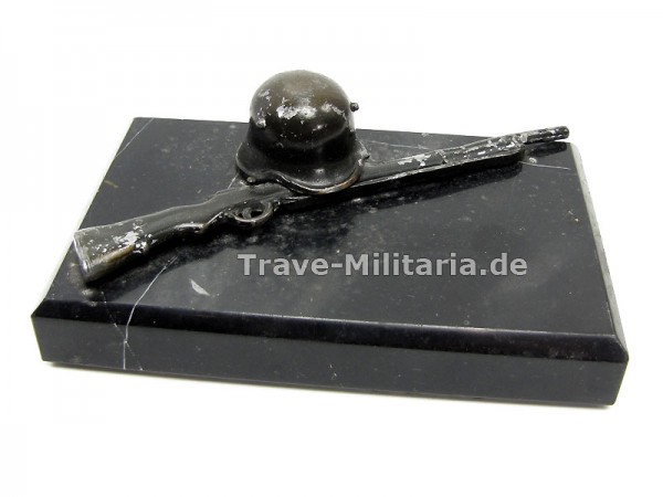 Reservistika Sockel mit Helm und Gewehr