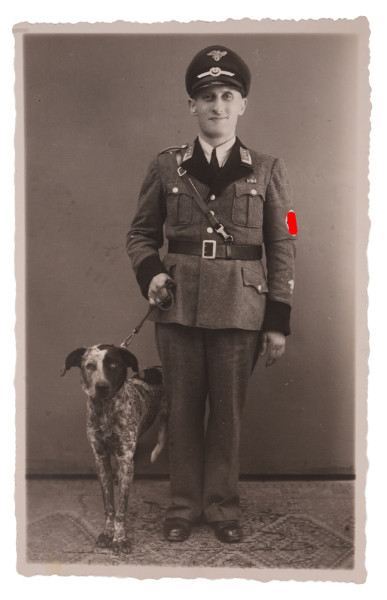 1 Portraitfoto Luftschutzobertruppenmeister mit Hund
