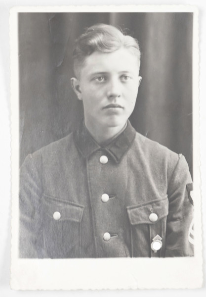 Portraitfoto RAD-Arbeitsmann mit HJ-Leistungsabzeichen