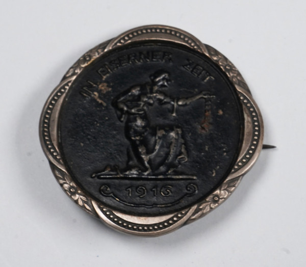Spendenmedaille In Eiserner Zeit 1916 als Brosche