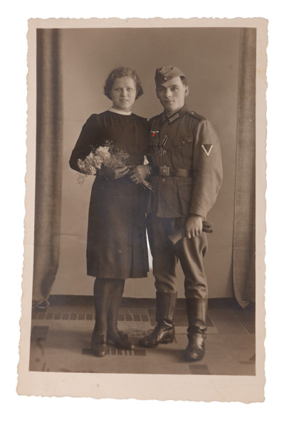 Hochzeitsfoto Gefreiter mit Schinkel-EK