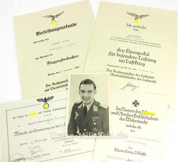 Urkundengruppe eines Beobachters mit Ehrenpokal