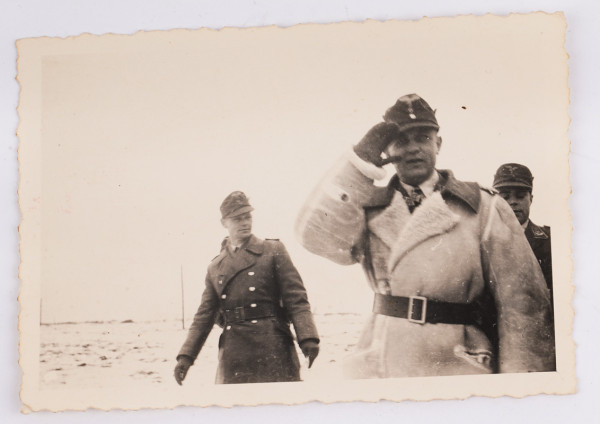 Foto Luftwaffenoffizier mit Ritterkreuz im Wintermantel