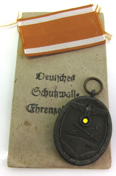 Set Deutsches Schutzwallehrenzeichen mit Verleihtüte