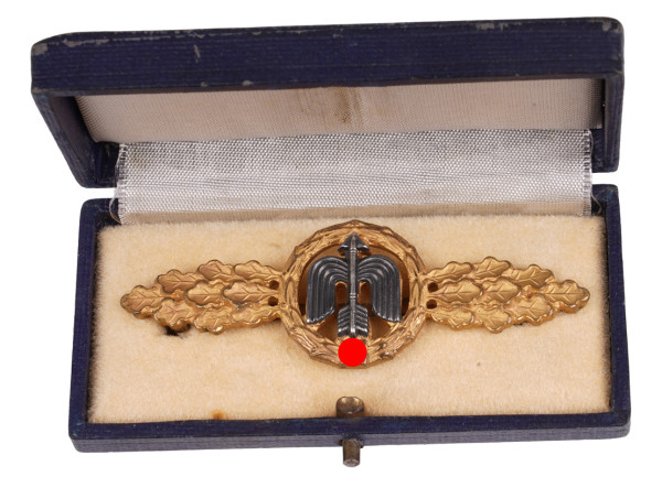 Frontflugspange für Jäger in Gold im Etui