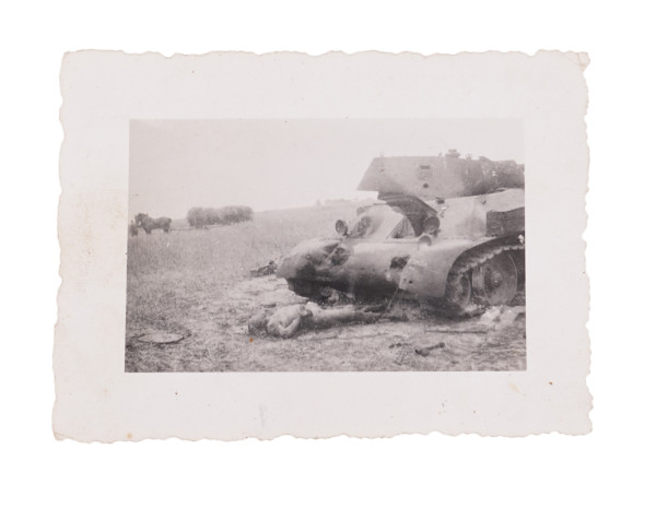 Foto Wrack eines russischen T34-Panzers mit gefallenem Soldaten