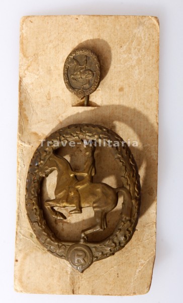 Deutsches Reiterabzeichen 3. Klasse Bronze 1930 mit Miniatur auf Pappe
