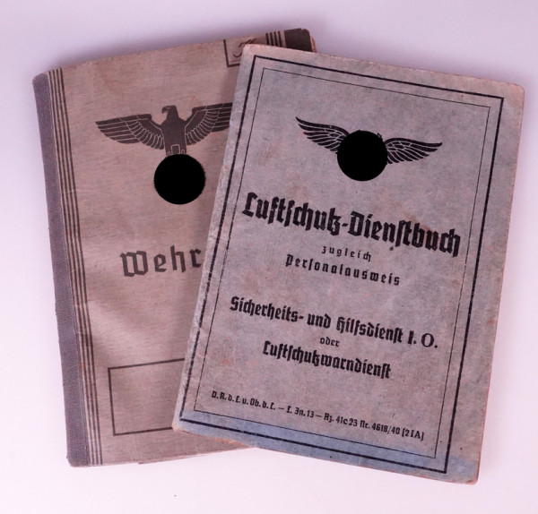 Wehrpass und Luftschutz-Dienstbuch Johann Krämer