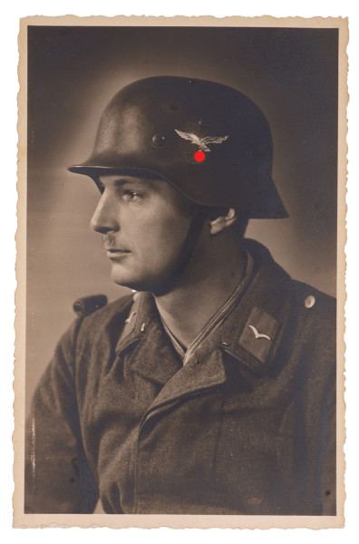 Postkartenportrait Flieger mit Stahlhelm