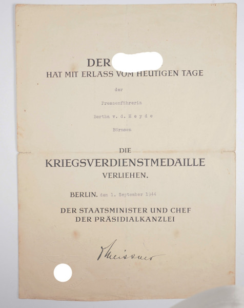 Urkunde Kriegsverdienstmedaille Pressenführerin v. d. Heyde