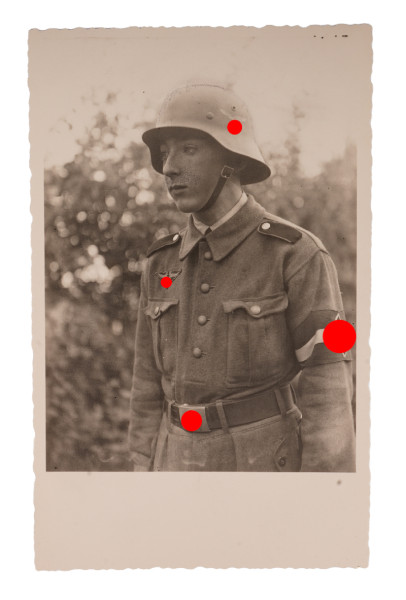 Portraitfoto HJ-Luftwaffen-Helfer mit Stahlhelm