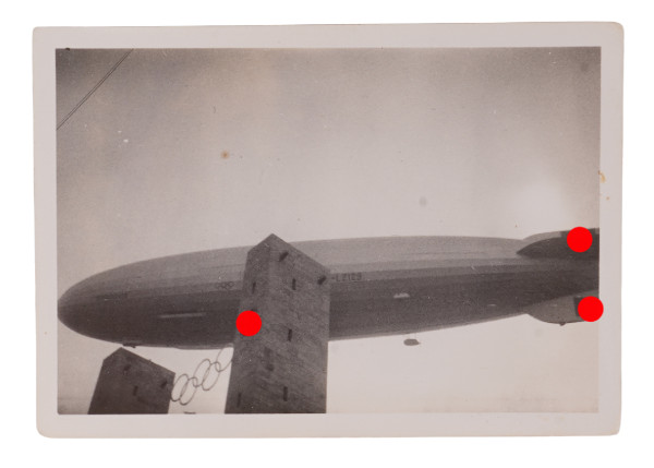 Zeppelin Hindenburg über den Stadioneingang