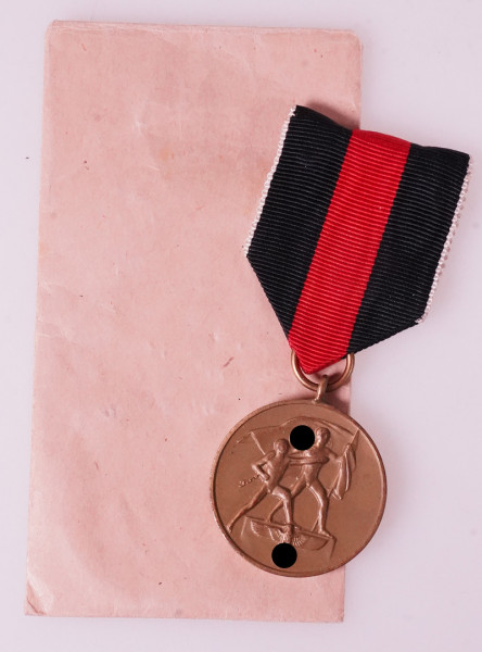 Medaille zur Erinnerung an den 1. Oktober 1938 mit Tüte
