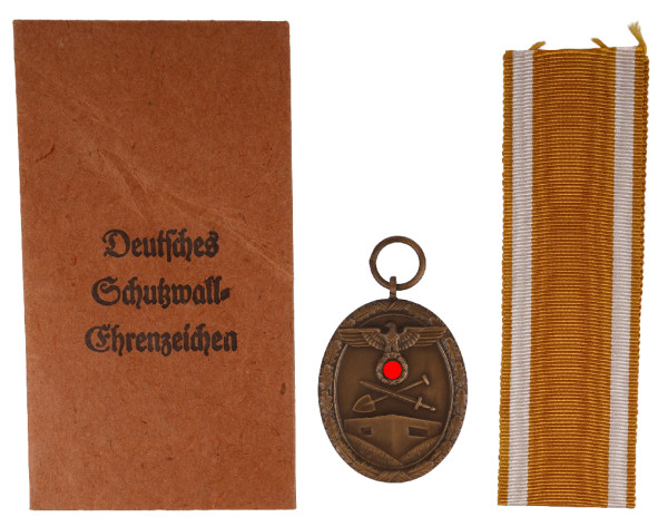 Deutsches Schutzwall-Ehrenzeichen mit Tüte