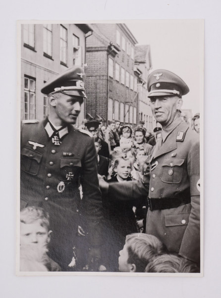 Foto Ritterkreuzträger Konrad Lyhme mit Bürgermeister Vogt