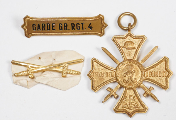 Erinnerungskreuz Treu dem Regiment mit Spange Garde Gr.Rgt. 4
