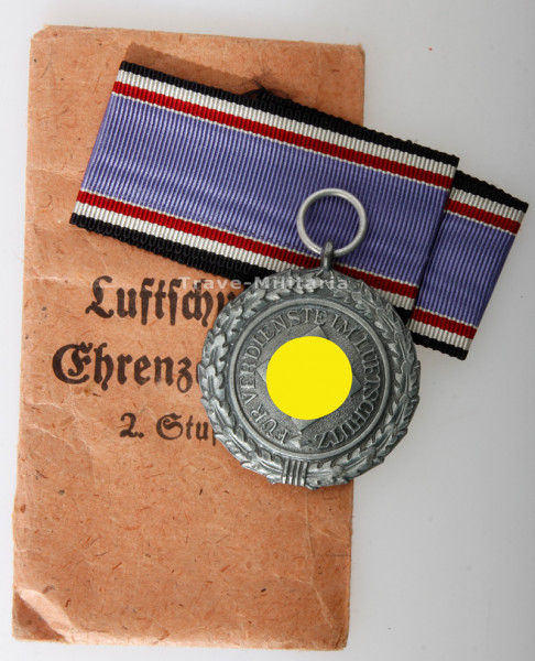 Luftschutz-Ehrenzeichen 2. Stufe mit Tüte