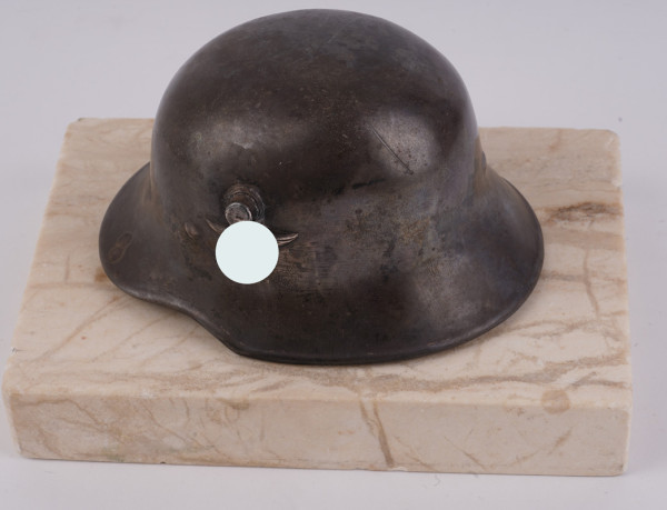 Reservistika Luftwaffenstahlhelm auf Marmorsockel