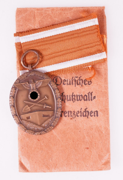 Deutsches Schutzwall-Ehrenzeichen mit Tüte
