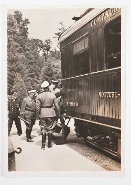 Postkarte Compiegne 1940: Der Führer begibt sich in den historischen Wagen
