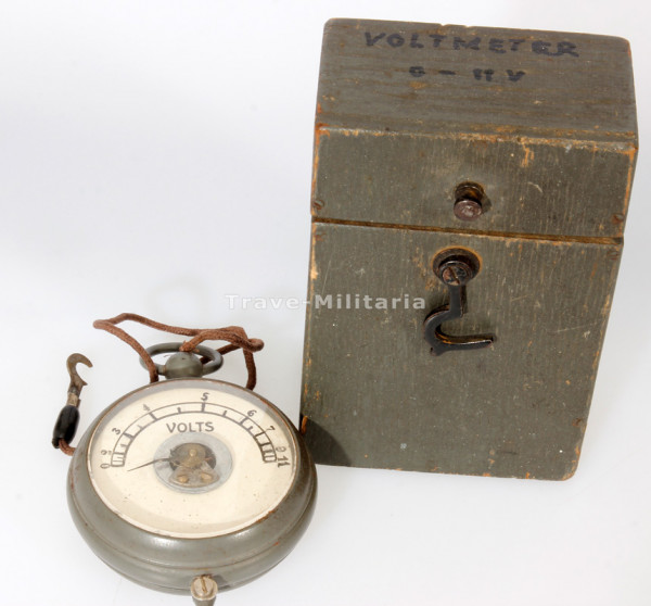 Militärisches Voltmeter in Holzkistchen