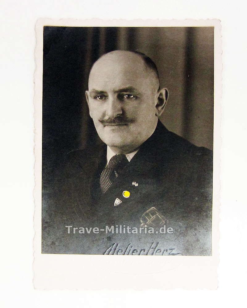 Portrait Träger der Nadel für fördernde Mitglieder der SS Archiv