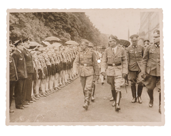 Unbekannter Ritterkreuzträger-Obergefreiter bei Ehrenparade