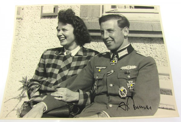 Großes Foto mit Autogramm des RK-Trägers Schmoll