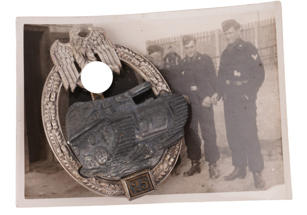 Panzerkampfabzeichen in Silber mit Einsatzzahl 25 und Trägerbild