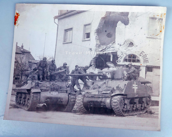 Foto 2 Panzer im April 1945 in Aschaffenburg Associated Press Ltd.