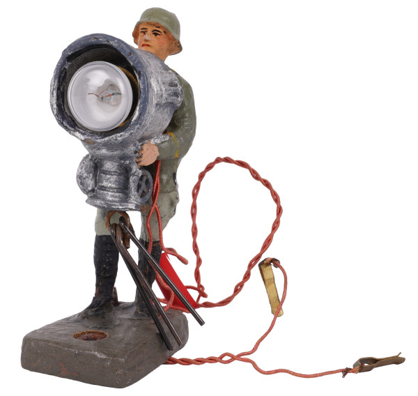 Elastolin-Soldaten der Wehrmacht am Scheinwerfer