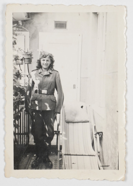 Foto Frau mit Luftwaffen-Uniform eines Obergefreiten