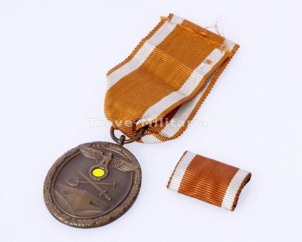 Deutsches Schutzwallehrenzeichen am Band mit Feldspange