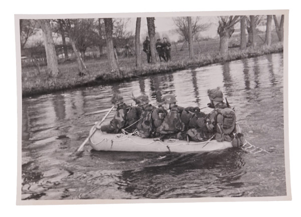 Foto Luftwaffensoldaten bei Flußüberquerung