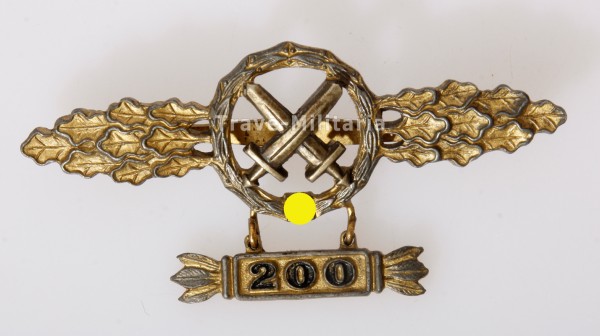 Frontflugspange für Schlachtflieger in Gold mit Anhänger "200"