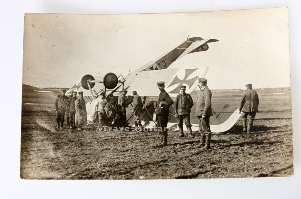 Postkartenfoto 1. Weltkrieg abgestürztes deutsches Flugzeug