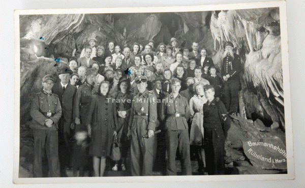 Gruppenfoto mit SS-Unterscharführer "Totenkopf"