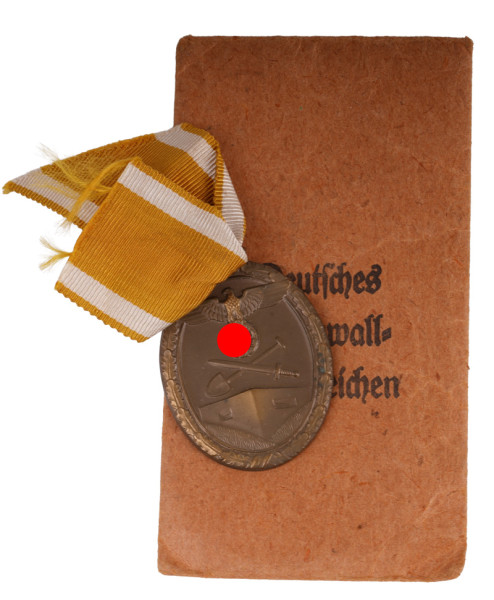 Deutsches Schutzwall-Ehrenzeichen in Tüte